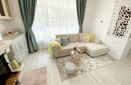 Casele cititorilor influente englezesti si culori pastelate intr-o casa cu doua etaje