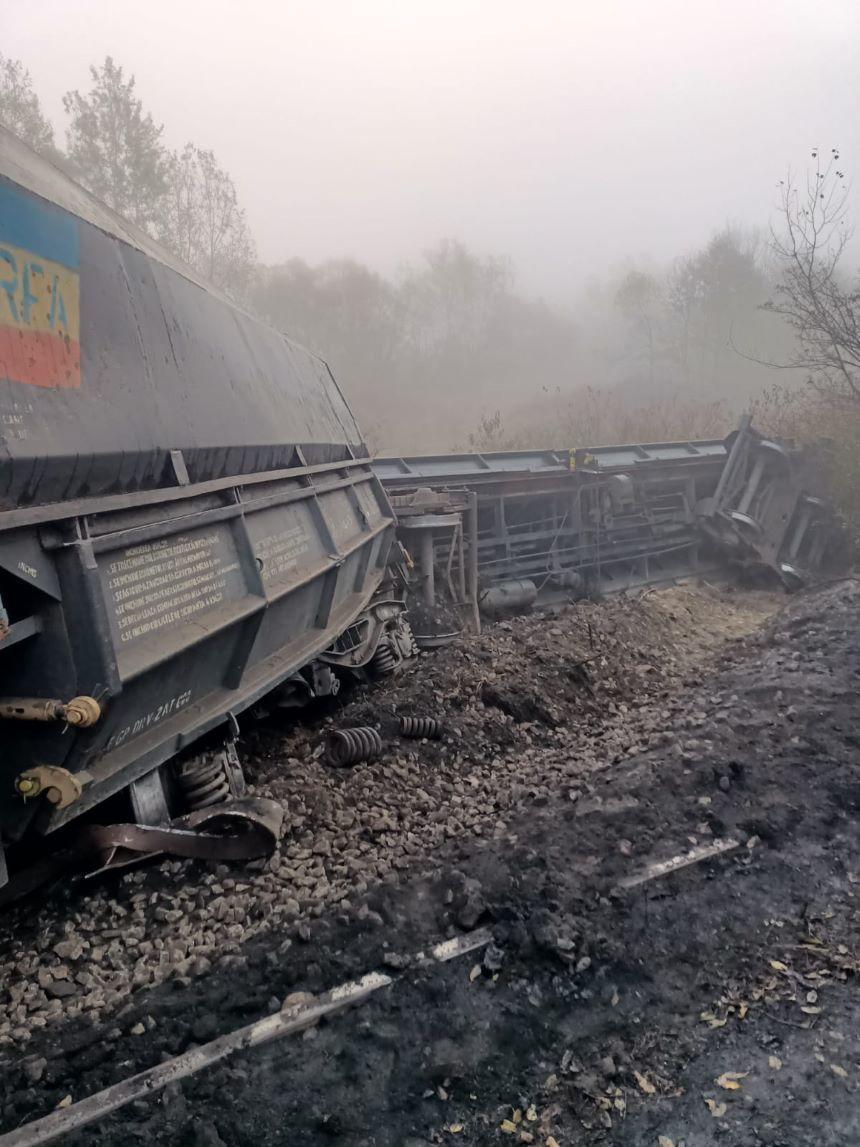 Două vagoane ale unui tren de marfă care circula pe relaţia Dragoteşti Turceni au deraiat şi un al treilea s-a răsturnat FOTO