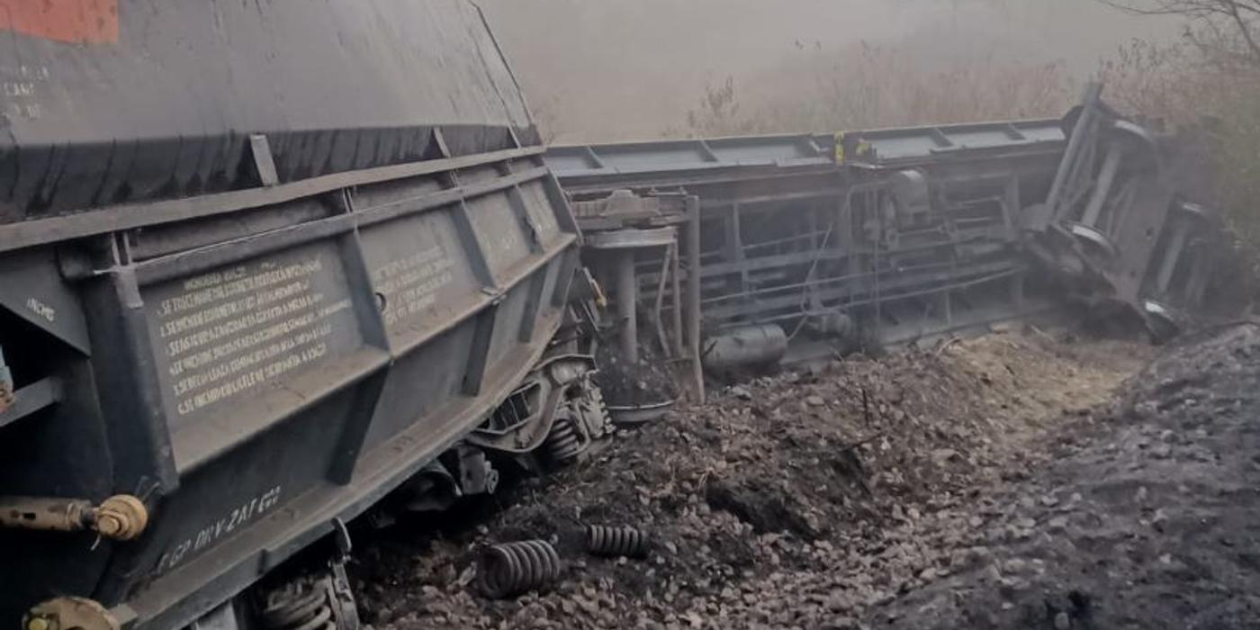 Două vagoane ale unui tren de marfă care circula pe relaţia Dragoteşti Turceni au deraiat şi un al treilea s-a răsturnat FOTO
