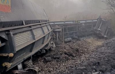 Două vagoane ale unui tren de marfă care circula pe relaţia Dragoteşti Turceni au deraiat şi un al treilea s-a răsturnat FOTO