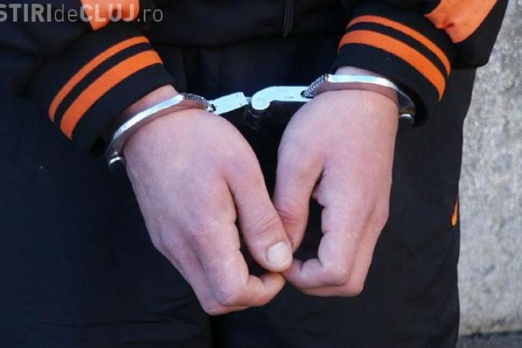 Tânăr, surprins în timp ce încerca să sustragă bunuri dintr-o casă din Așchileu Mic