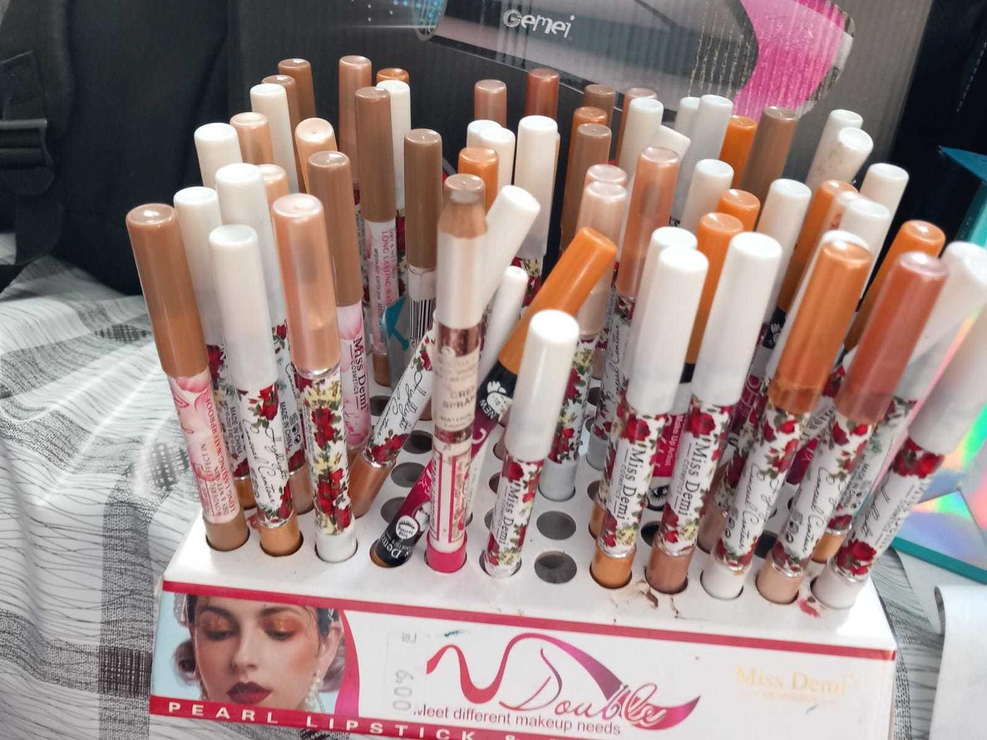 Constanţa: Comisarii de la Protecţia Consumatorilor au controlat şapte magazine chinezeşti şi au dat amenzi în valoare de 84.000 de lei / Printre neregulile găsite, vânzarea unor produse cosmetice şi articole textile fără traducere în română şi comercializarea unor jucării periculoase