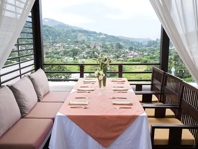 Zona de dining pe balcon-cum o amenajați