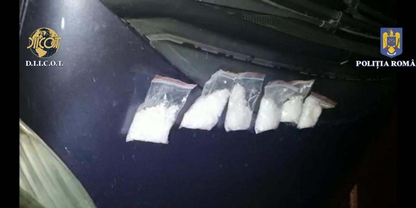 Rețea de crimă organizată, specializată în trafic de migranți și trafic de droguri, destructurată de polițiștii români