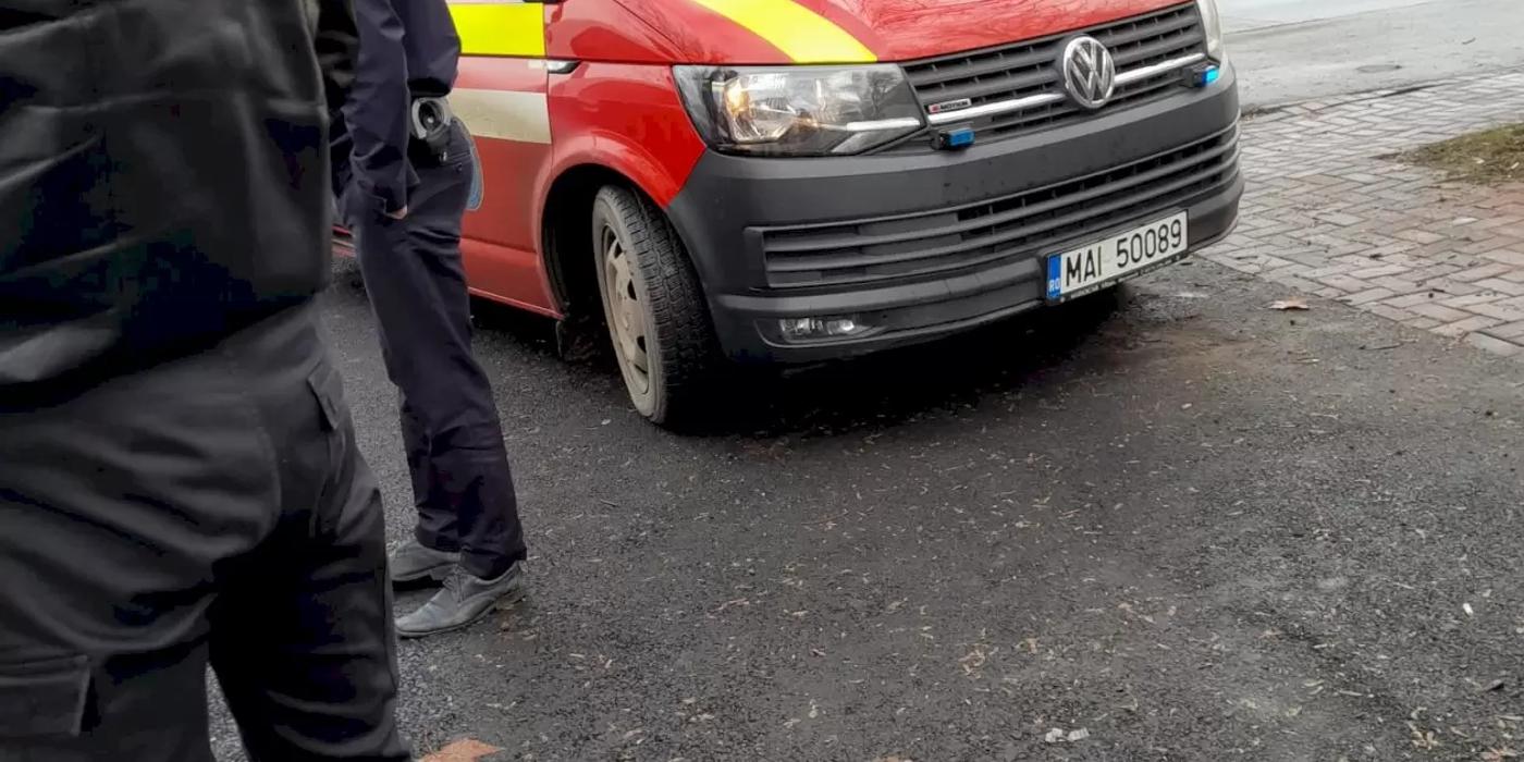 Incident la un liceu din București. Un bărbat s-a certat cu polițiștii locali, apoi a forțat intrarea