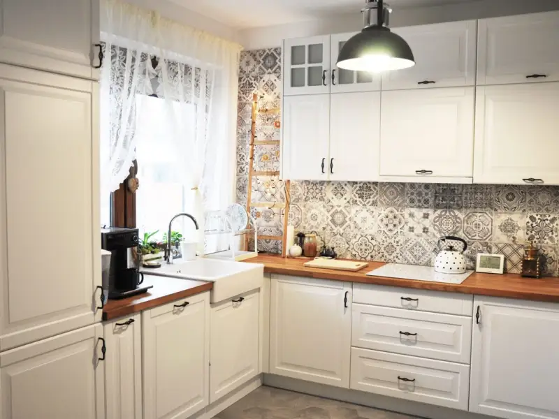 Bucatarie amenajata in stil scandinav cu nuante rustice