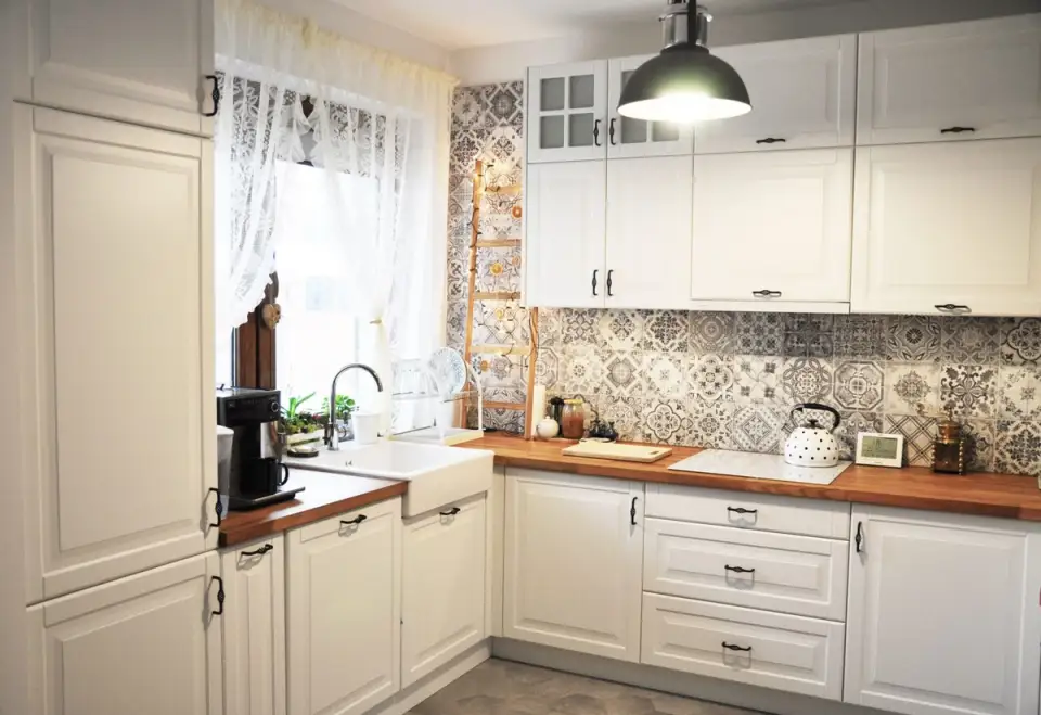 Bucatarie amenajata in stil scandinav cu nuante rustice