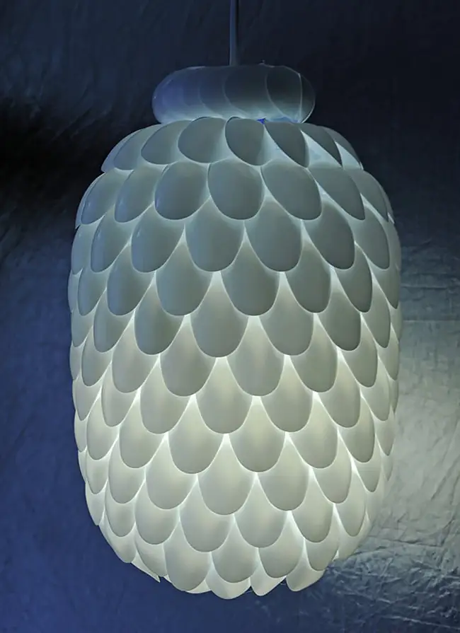 DIY – lustra din lingurite de plastic