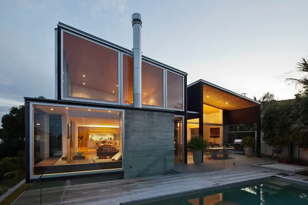 Casa pe trei niveluri in stil industrial, din Auckland, Noua Zeelanda