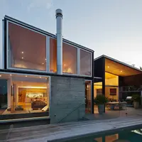 Casa pe trei niveluri in stil industrial, din Auckland, Noua Zeelanda