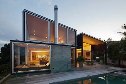 Casa pe trei niveluri in stil industrial, din Auckland, Noua Zeelanda