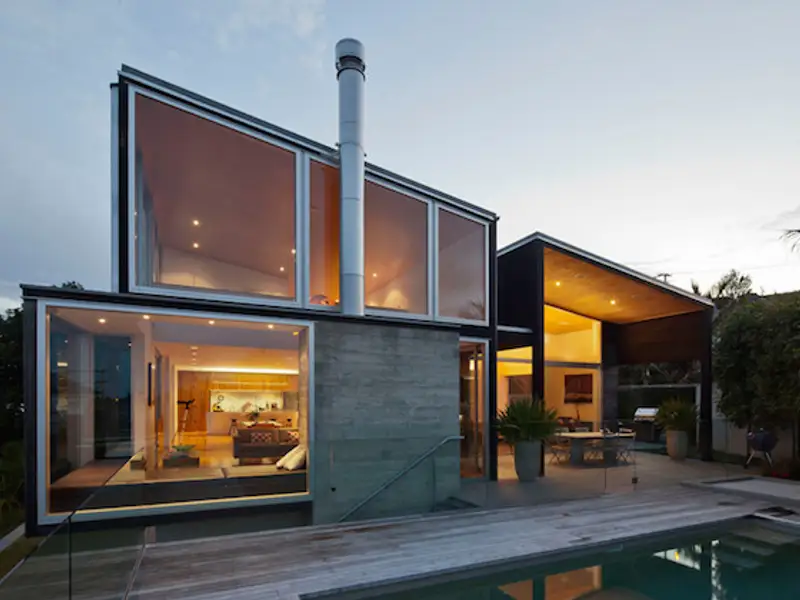 Casa pe trei niveluri in stil industrial, din Auckland, Noua Zeelanda