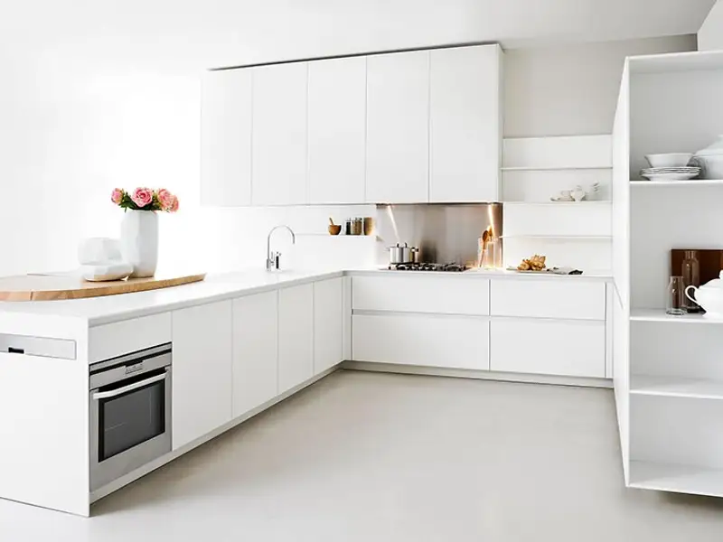 Bucatarii minimaliste adaptate apartamentelor mici