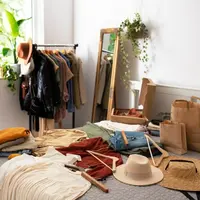 Depozitarea hainelor de vară în spații mici: Soluții inteligente