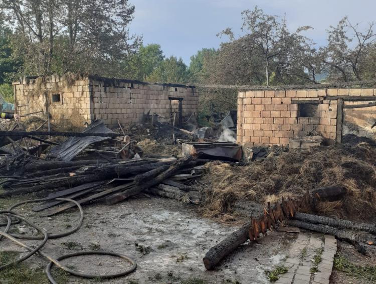Incendiu, seara trecută, la un adăpost de animale din satul Dealu Mare