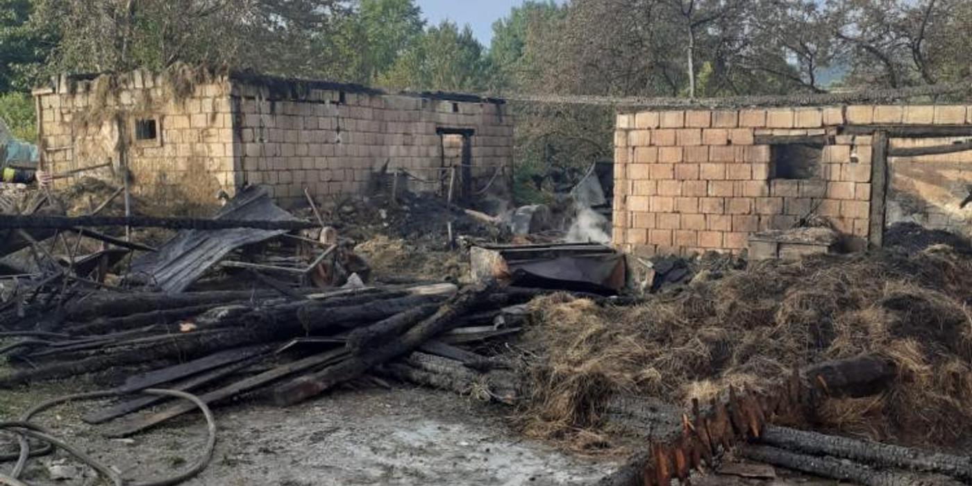 Incendiu, seara trecută, la un adăpost de animale din satul Dealu Mare