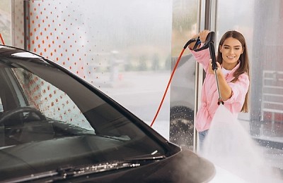 Spălătorie auto self service în franciză sau pe cont propriu: diferențe de costuri, control, recuperarea investiției