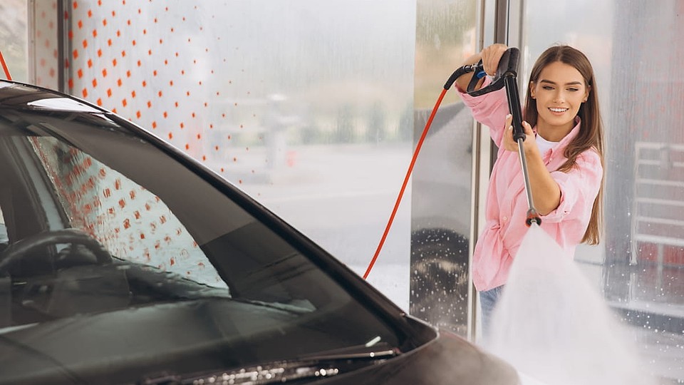 Spălătorie auto self service în franciză sau pe cont propriu: diferențe de costuri, control, recuperarea investiției