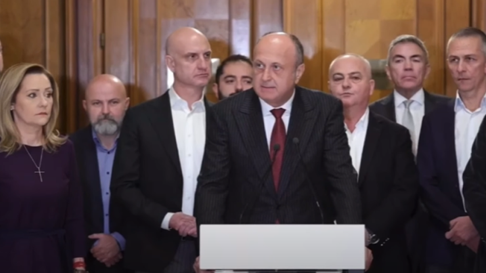 Dan Șucu a dat un tun din banii românilor: Omul de afaceri a primit un contract prin PNRR și a vândut la suprapreț (de 4 ori) mobilier pentru școli | În 2024 a încercat să bage spaima în oameni să nu-l voteze pe Călin Georgescu