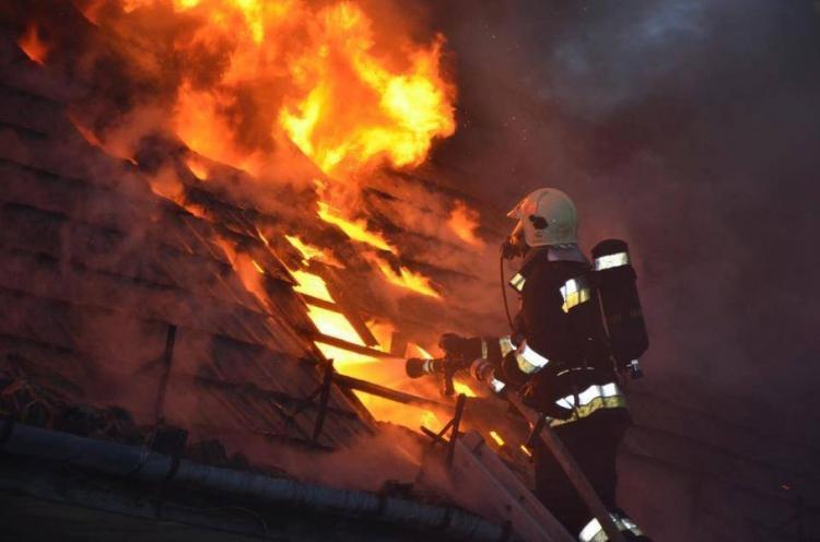 Incendiu, marți seara, pe strada Cantonului din Cluj-Napoca. Mai multe barăci au luat foc