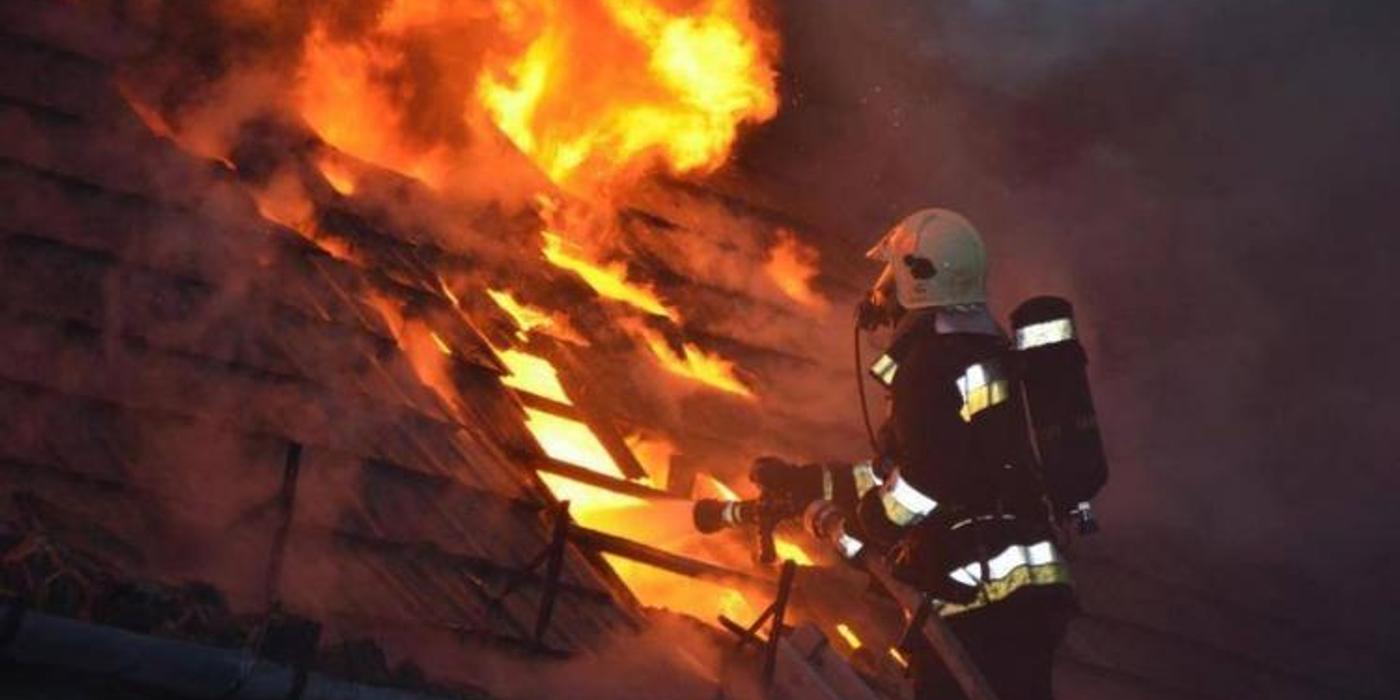 Incendiu, marți seara, pe strada Cantonului din Cluj-Napoca. Mai multe barăci au luat foc