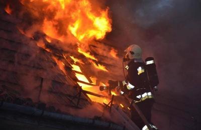 Incendiu, marți seara, pe strada Cantonului din Cluj-Napoca. Mai multe barăci au luat foc