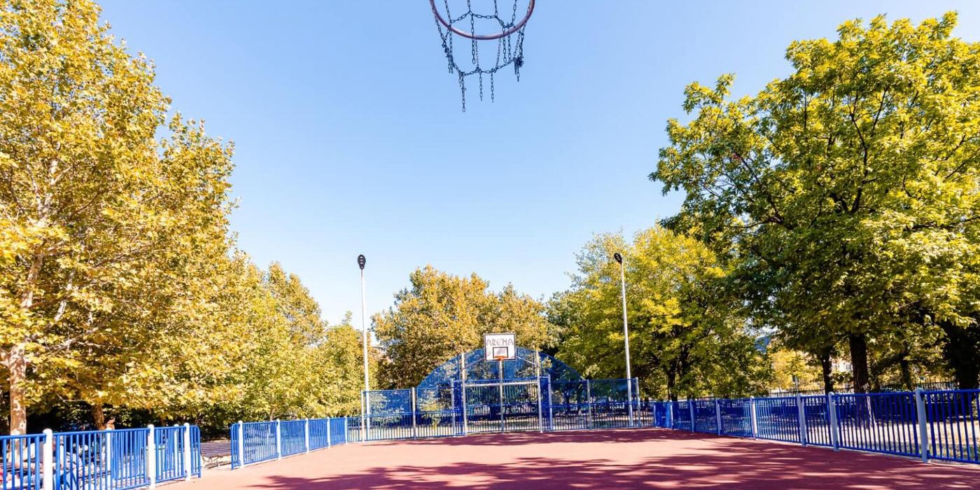 Mai multe parcuri din Capitală au, de acum, terenuri noi de sport