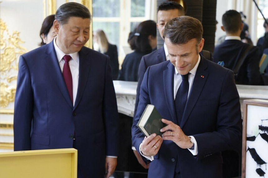 Macron i-a oferit cadou lui Xi, între altele coniac şi Notre-Dame de Paris