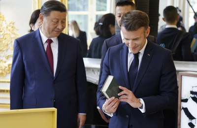 Macron i-a oferit cadou lui Xi, între altele coniac şi Notre-Dame de Paris