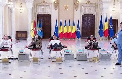 VIDEO | Nicușor Dan aruncă internetul în aer. Președintele României s-a filmat în Palatul Cotroceni în timp ce dona sânge, întins pe un pat medical