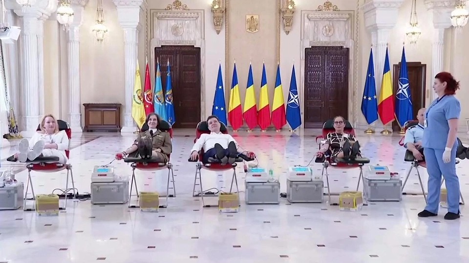 VIDEO | Nicușor Dan aruncă internetul în aer. Președintele României s-a filmat în Palatul Cotroceni în timp ce dona sânge, întins pe un pat medical