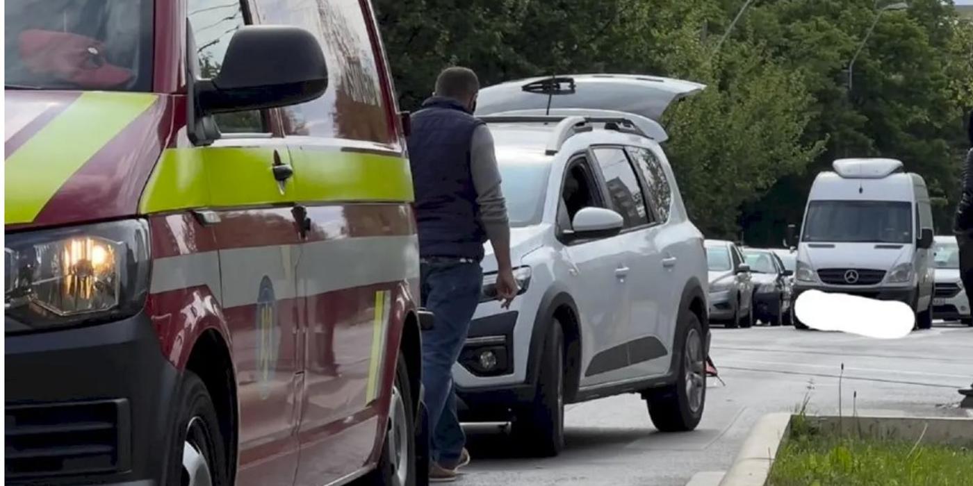 Un accident a avut loc astăzi, 8 mai, în intersecția dintre Bulevardul Camil Ressu și Strada Râmnicu Sărat