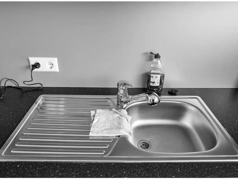 Top 6 soluții naturale eficiente de curățare a bacteriei de la chiuvetă