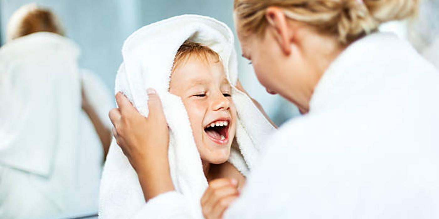 Trucuri și sfaturi pentru prevenirea îngrășării părului la copii