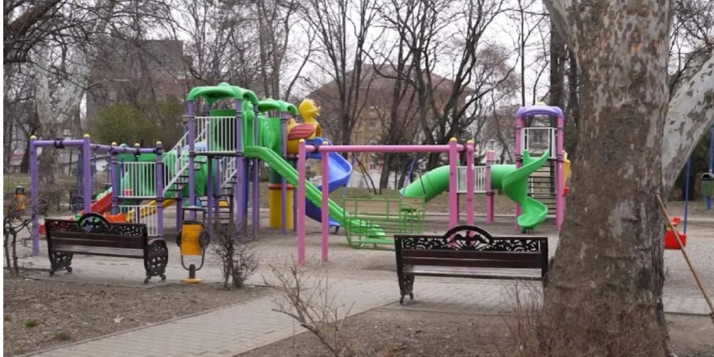 Odată cu venirea primăverii, în Capitală au început lucrările pentru modernizarea locurilor de joacă din parcuri