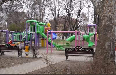 Odată cu venirea primăverii, în Capitală au început lucrările pentru modernizarea locurilor de joacă din parcuri