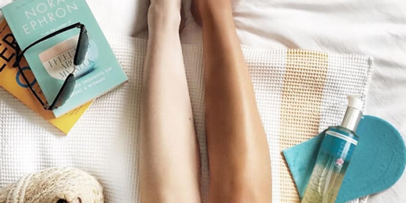 Ți-ai pătat hainele sau covorul de autobronzant? Află cum poți să scoți petele de autobronzant de pe orice material