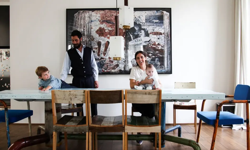 Un fotoliu de 7200 de euro si un jukebox in casa unei familii cool din Italia