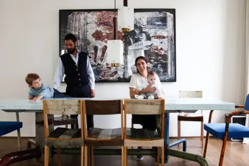 Un fotoliu de 7200 de euro si un jukebox in casa unei familii cool din Italia