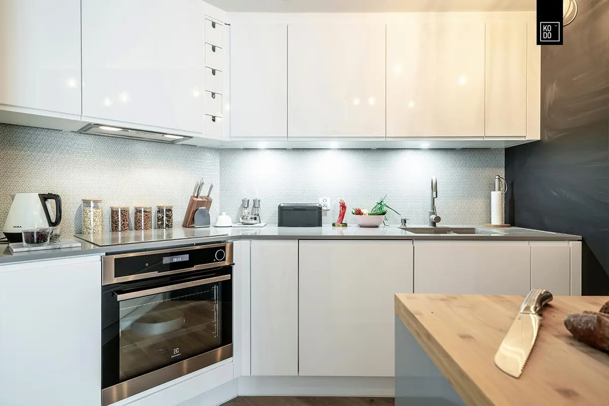 Accente de turcoaz intr-un apartament luminos de 2 camere