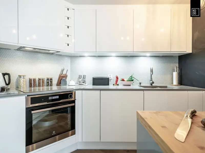 Accente de turcoaz intr-un apartament luminos de 2 camere