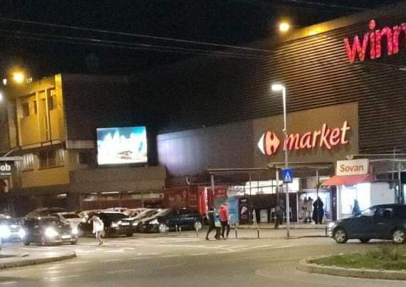 Amplasat ilegal, bannerul cu CFR Cluj a fost îndepărtat de pe magazinul Big, din cartierul Mănăștur