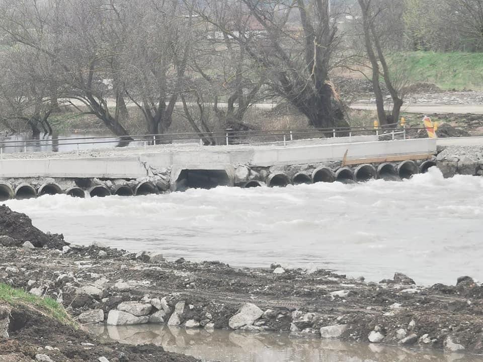 Podul provizoriu peste Someș a fost închis circulației, separând comuna Bonțida de restul lumii