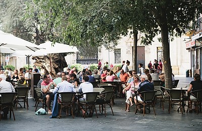 Ieșirile la restaurant, tot mai scumpe în București. TVA mai mare în HoReCa aduce scumpiri de până la 12%