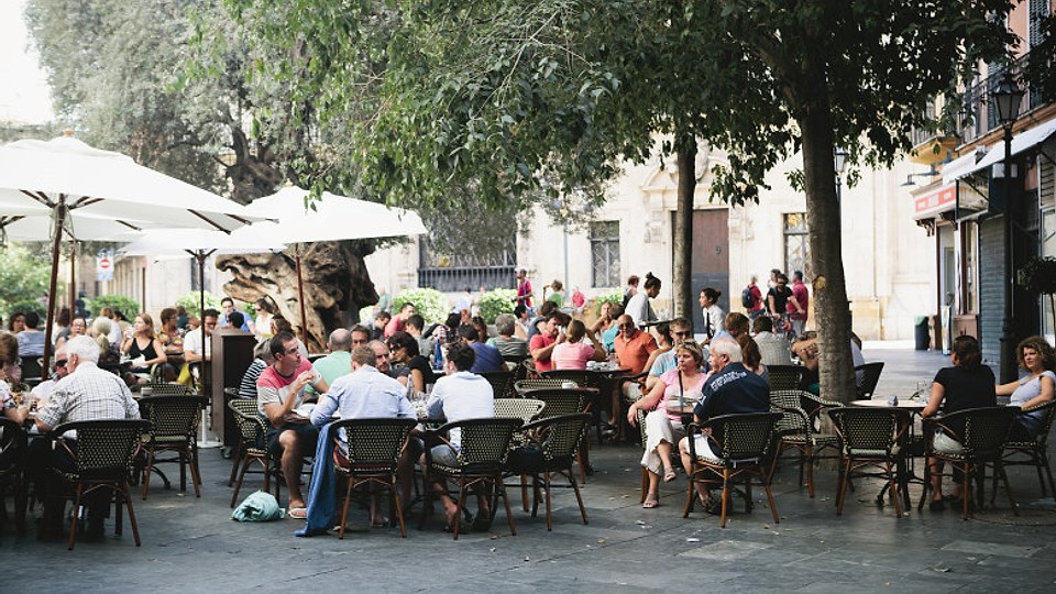 Ieșirile la restaurant, tot mai scumpe în București. TVA mai mare în HoReCa aduce scumpiri de până la 12%