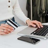 Există costuri la deschiderea unui card de credit?