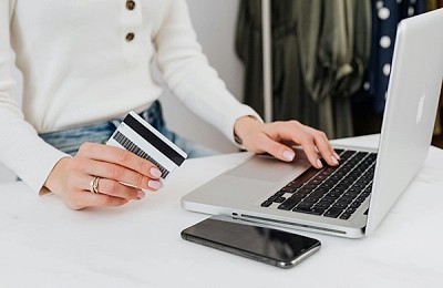 Există costuri la deschiderea unui card de credit?