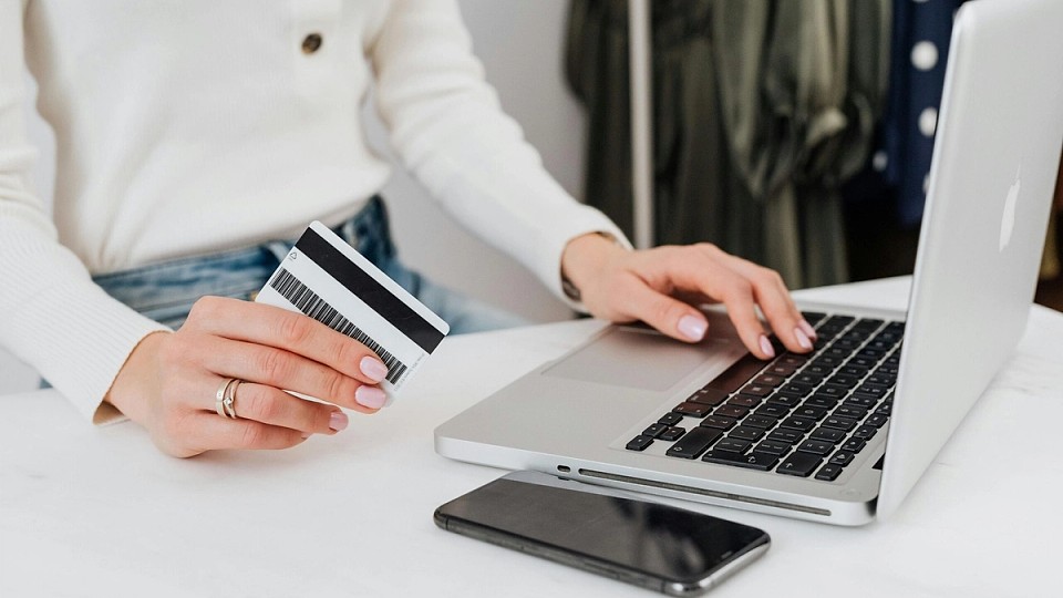 Există costuri la deschiderea unui card de credit?