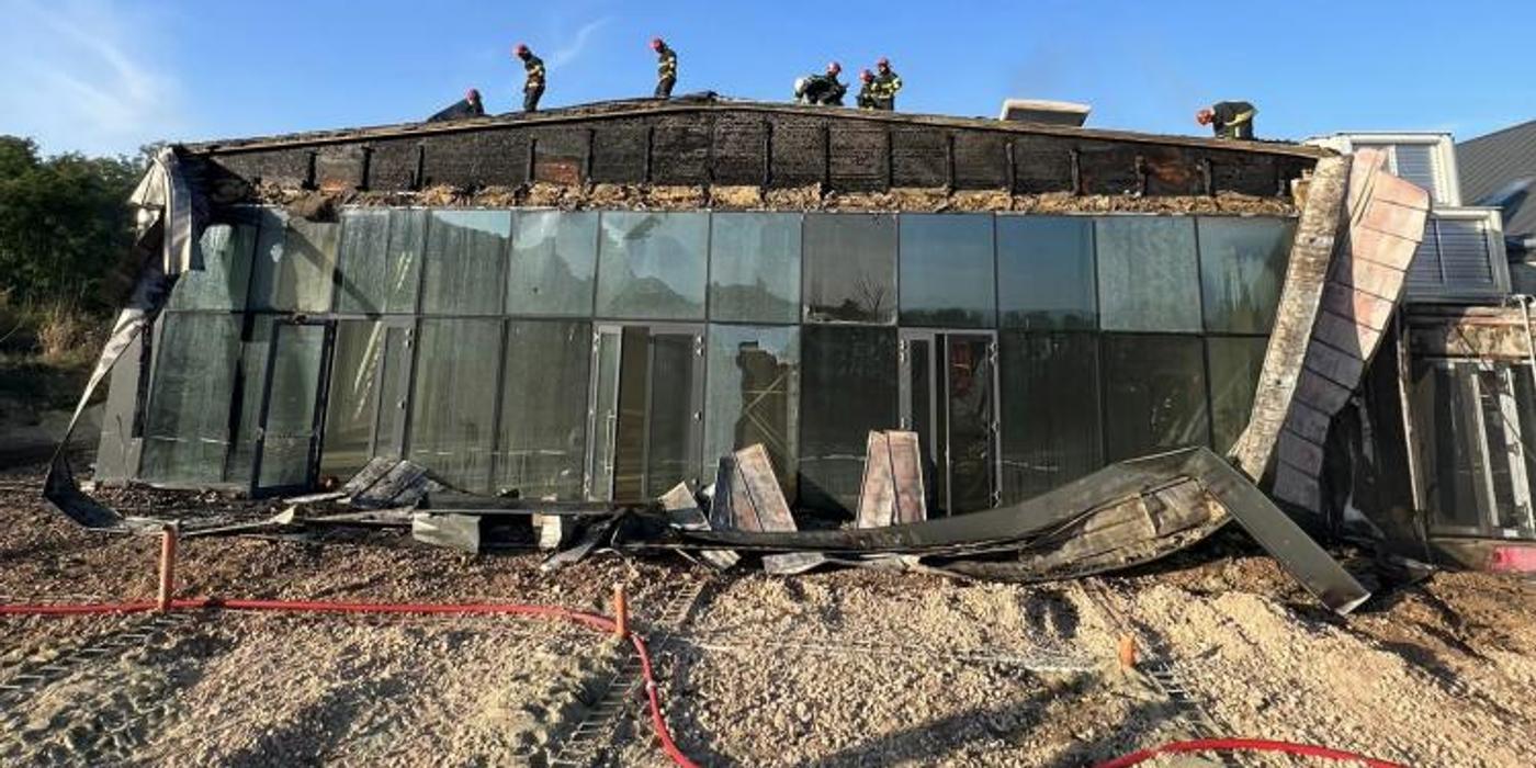 Un restaurant aflat in construcție, situat la ieșire din Jucu Herghelie spre Răscruci, a luat foc ieri