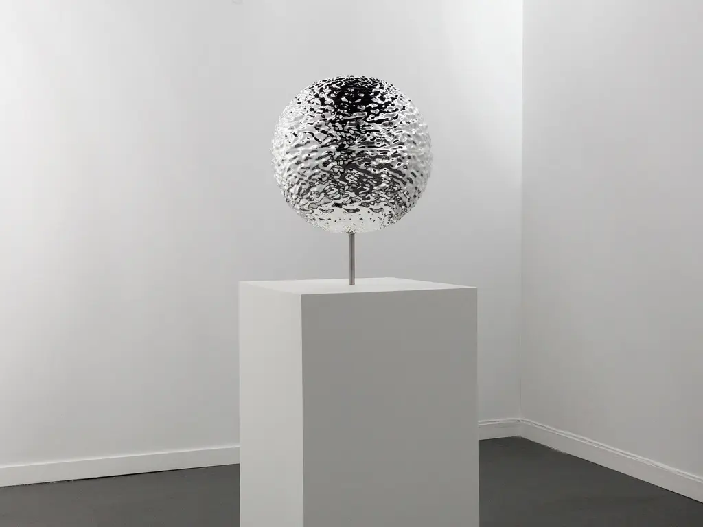 Opera de arta pe care trebuie sa o ai la tine acasa. Sculptura care se topeste in propria forma (VIDEO)